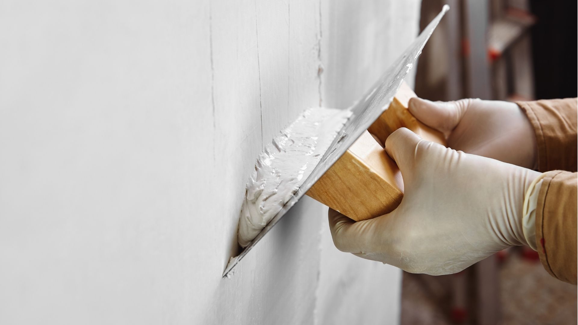 Stukadoor brengt stucwerk aan op een wand